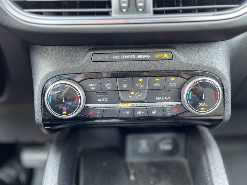 2022 Ford Escape Hybrid Titanium