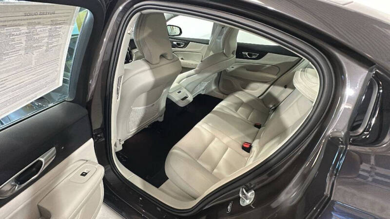 2024 Volvo S60 B5 Plus Dark Theme