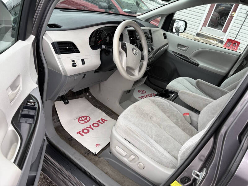 2012 Toyota Sienna LE 8-Passenger