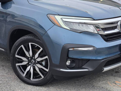 2020 Honda Pilot Touring w/Rear Captain's Chairs