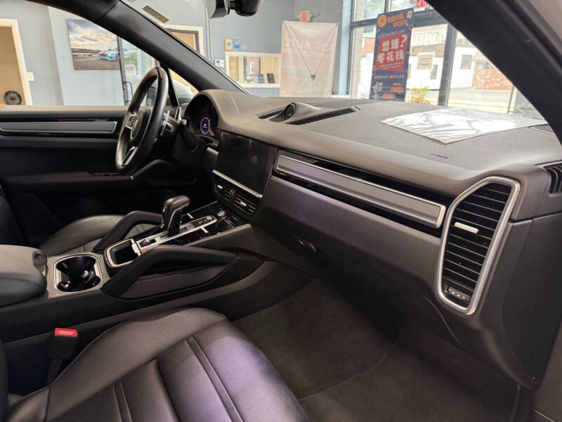 2023 Porsche Cayenne Platinum Edition