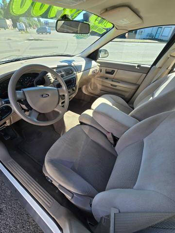 2004 Ford Taurus SE