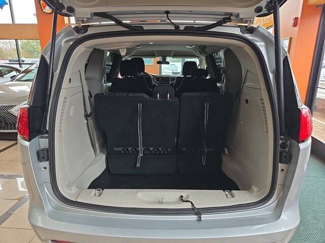 2022 Chrysler Voyager LX