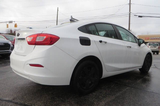 2017 Chevrolet Cruze LS photo 2