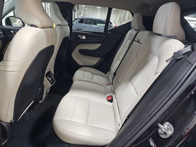 2023 Volvo XC40 B5 Plus Bright Theme