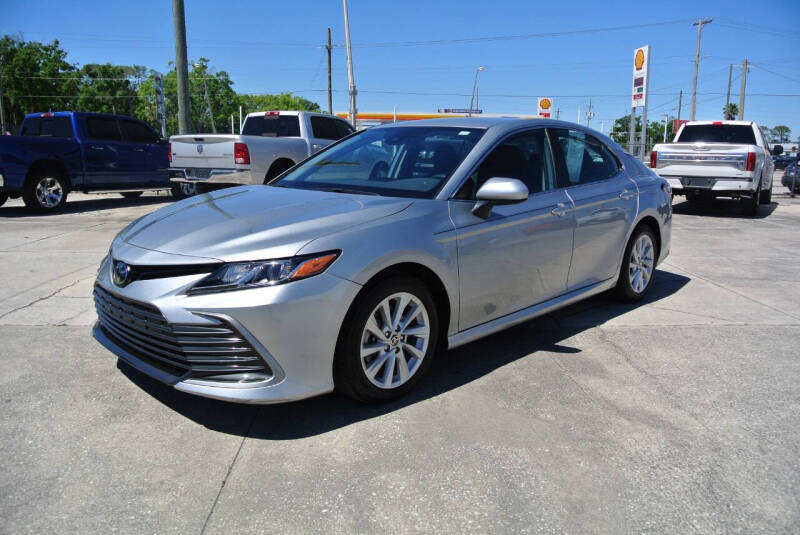 2022 Toyota Camry LE's photo