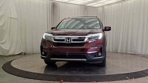 2019 Honda Pilot Touring w/Rear Captain's Chairs