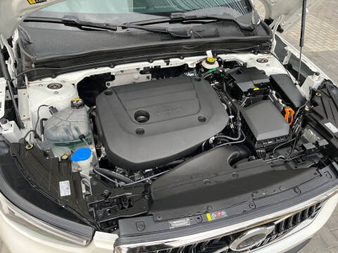 2025 Volvo XC40 B5 Core Bright Theme