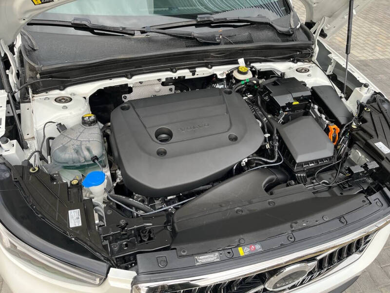 2025 Volvo XC40 B5 Core Bright Theme