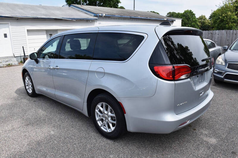 2022 Chrysler Voyager LX