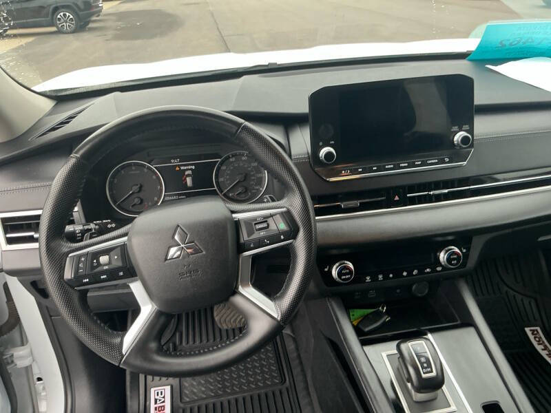 2024 Mitsubishi Outlander SE