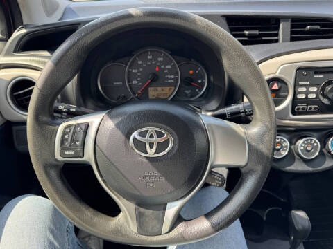 2013 Toyota Yaris 5-Door LE