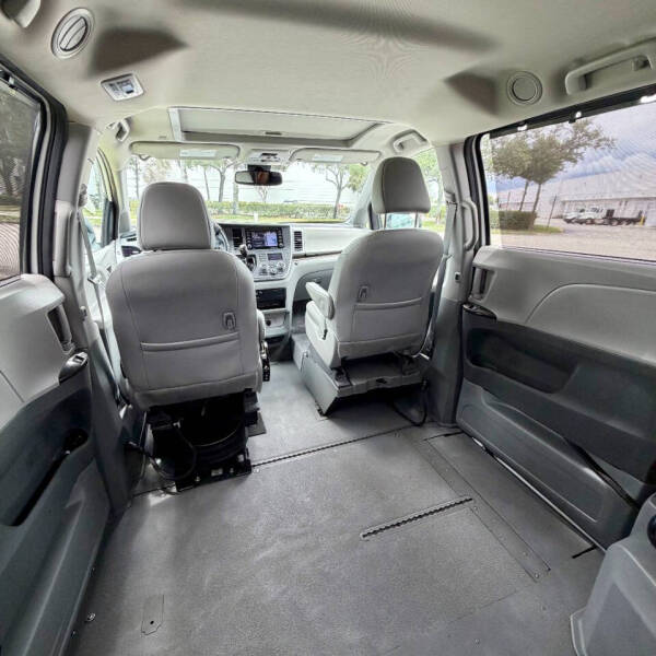 2020 Toyota Sienna XLE 8-Passenger