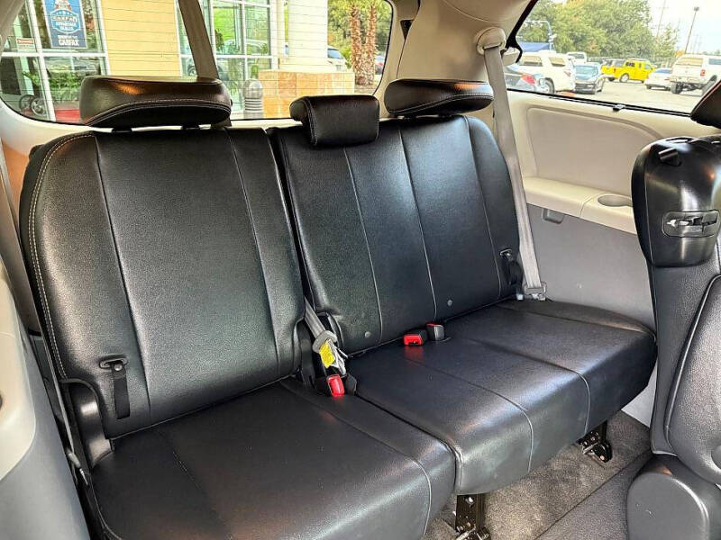 2011 Toyota Sienna SE 8-Passenger