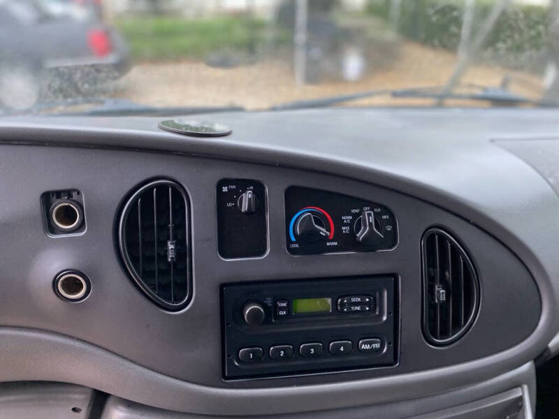 2004 Ford E-Series E-350 SD