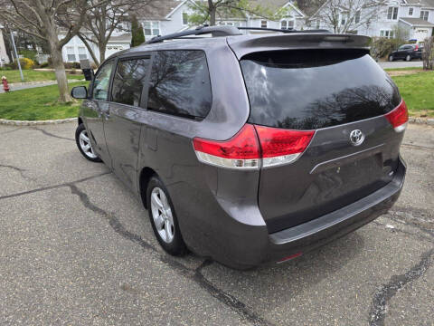 2012 Toyota Sienna LE 8-Passenger