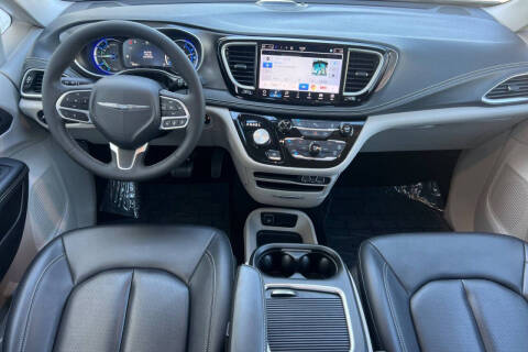 2024 Chrysler Pacifica Plug-In Hybrid Select