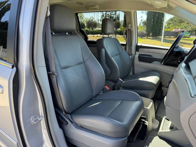2012 Volkswagen Routan SE