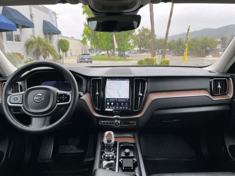 2023 Volvo XC60 B5 Ultimate Bright Theme