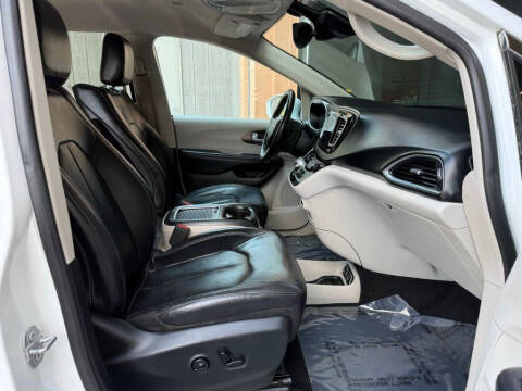 2017 Chrysler Pacifica Touring-L Plus