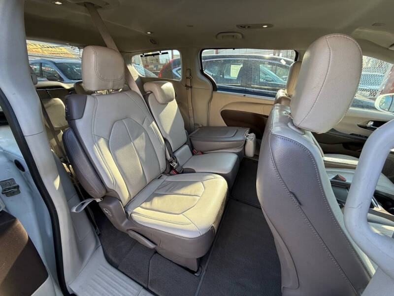 2018 Chrysler Pacifica Touring L photo 19