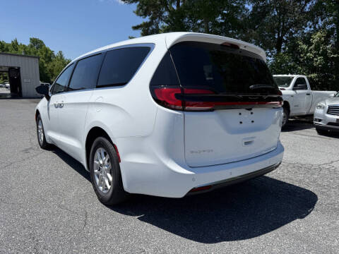 2027 Chrysler Pacifica Select
