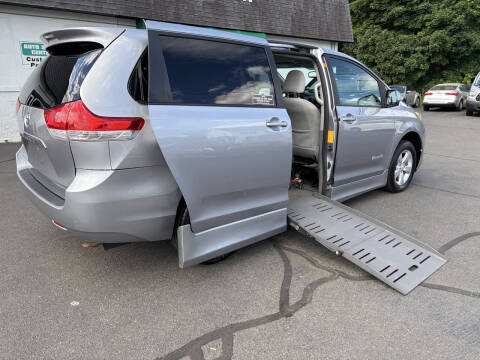 2011 Toyota Sienna LE 7-Passenger Auto Access Seat