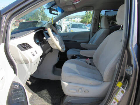 2013 Toyota Sienna LE 8-Passenger