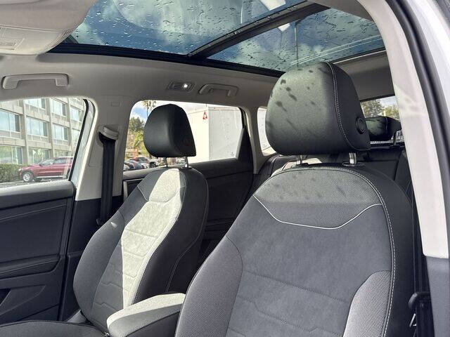 2025 Volkswagen Taos SE Black 4Motion