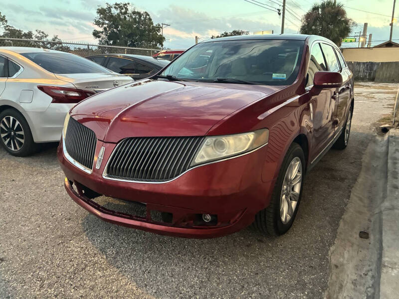 2013 Lincoln MKT Base's photo