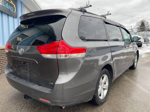 2013 Toyota Sienna LE 8-Passenger