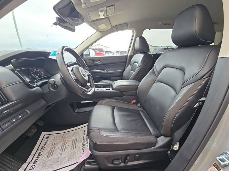 2025 Nissan Pathfinder SL