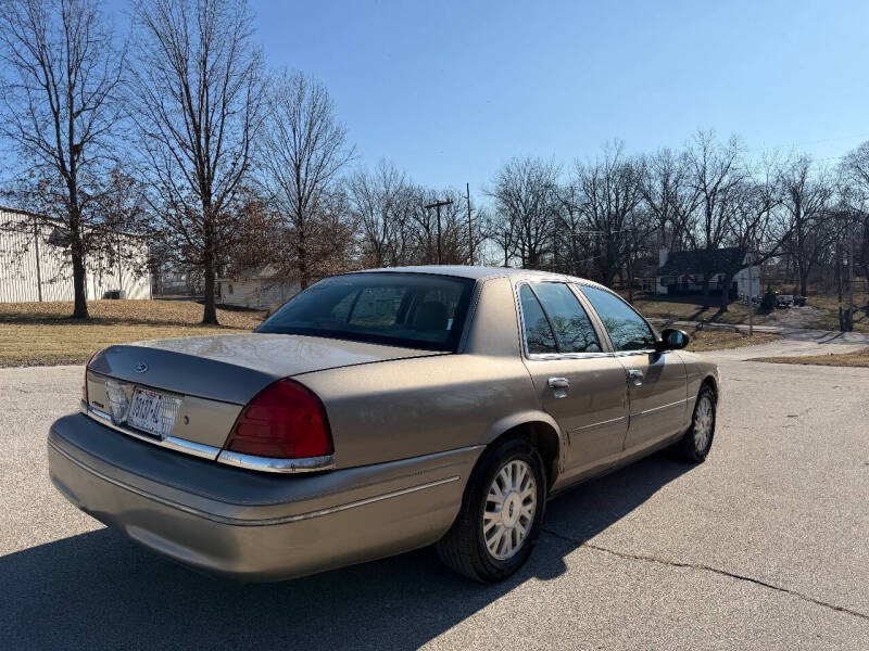 2004 Ford Crown Victoria LX