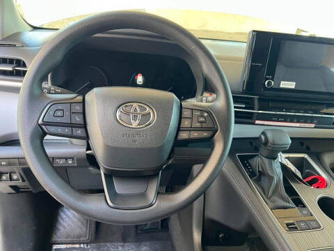 2026 Toyota Sienna LE 8-Passenger
