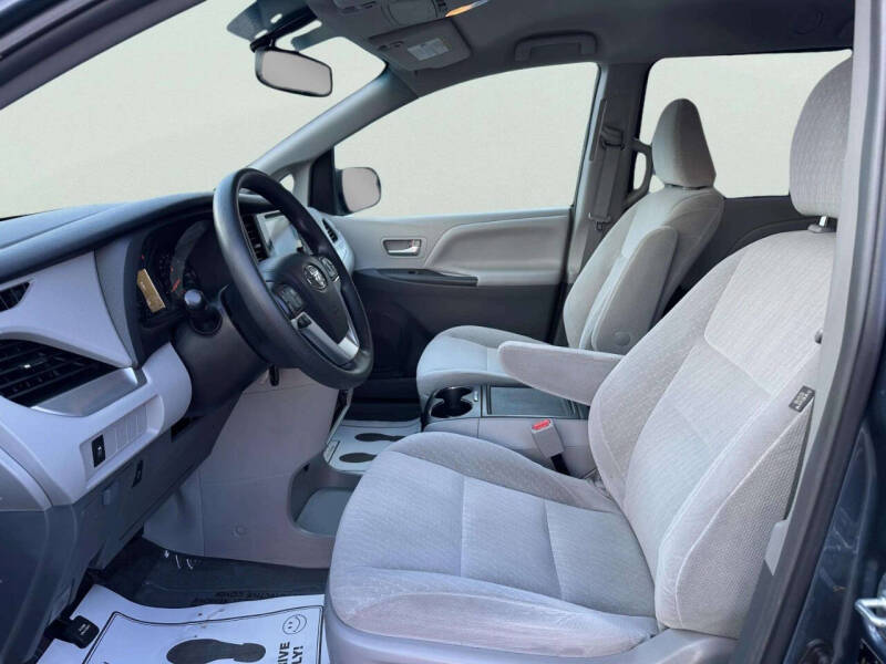 2017 Toyota Sienna LE 8-Passenger