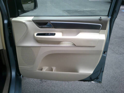 2009 Volkswagen Routan SE