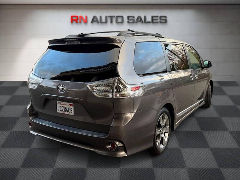 2011 Toyota Sienna SE 8-Passenger