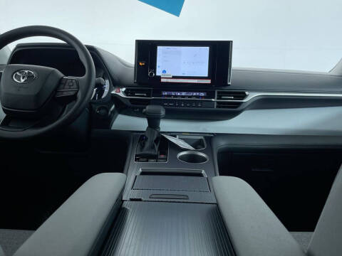 2025 Toyota Sienna LE 8-Passenger