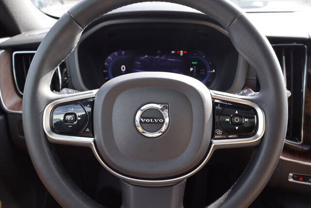 2024 Volvo XC60 Recharge T8 Ultimate Dark Theme