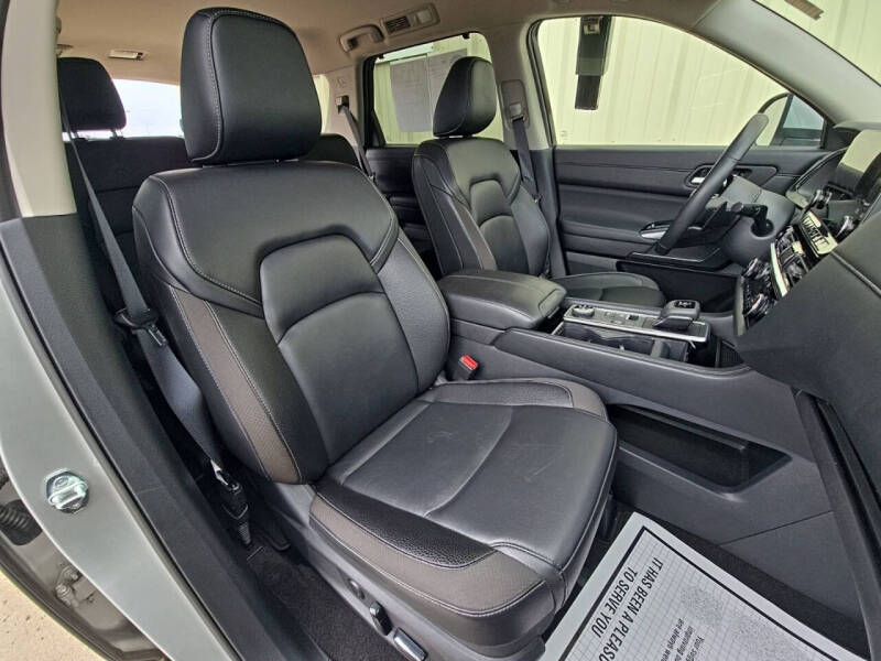 2025 Nissan Pathfinder SL