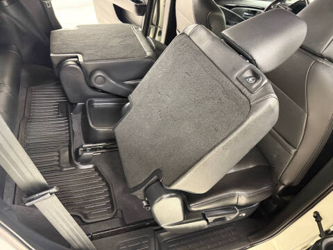 2019 Honda Pilot Touring w/Rear Captain's Chairs