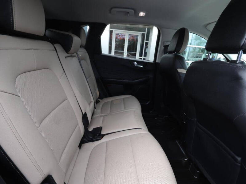 2022 Ford Escape Hybrid Titanium