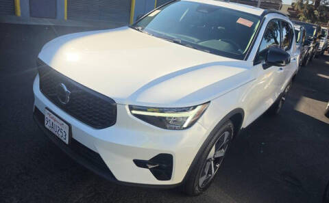 2025 Volvo XC40 B5 Plus Dark Theme