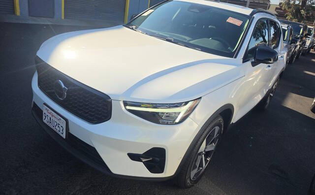 2025 Volvo XC40 B5 Plus Dark Theme