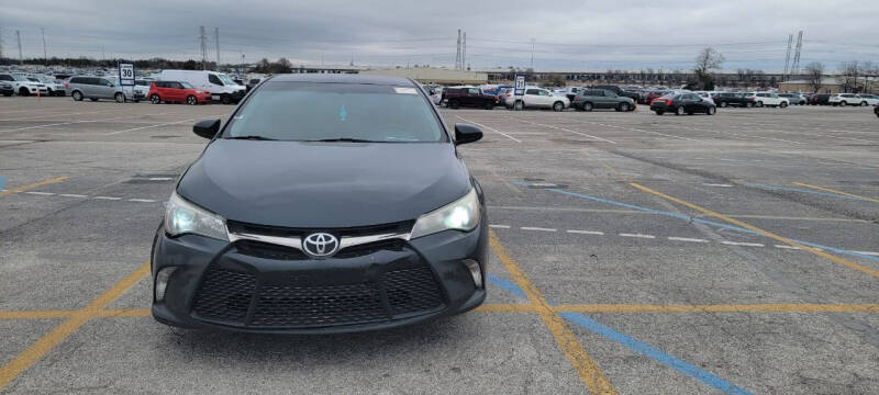 2015 Toyota Camry SE's photo