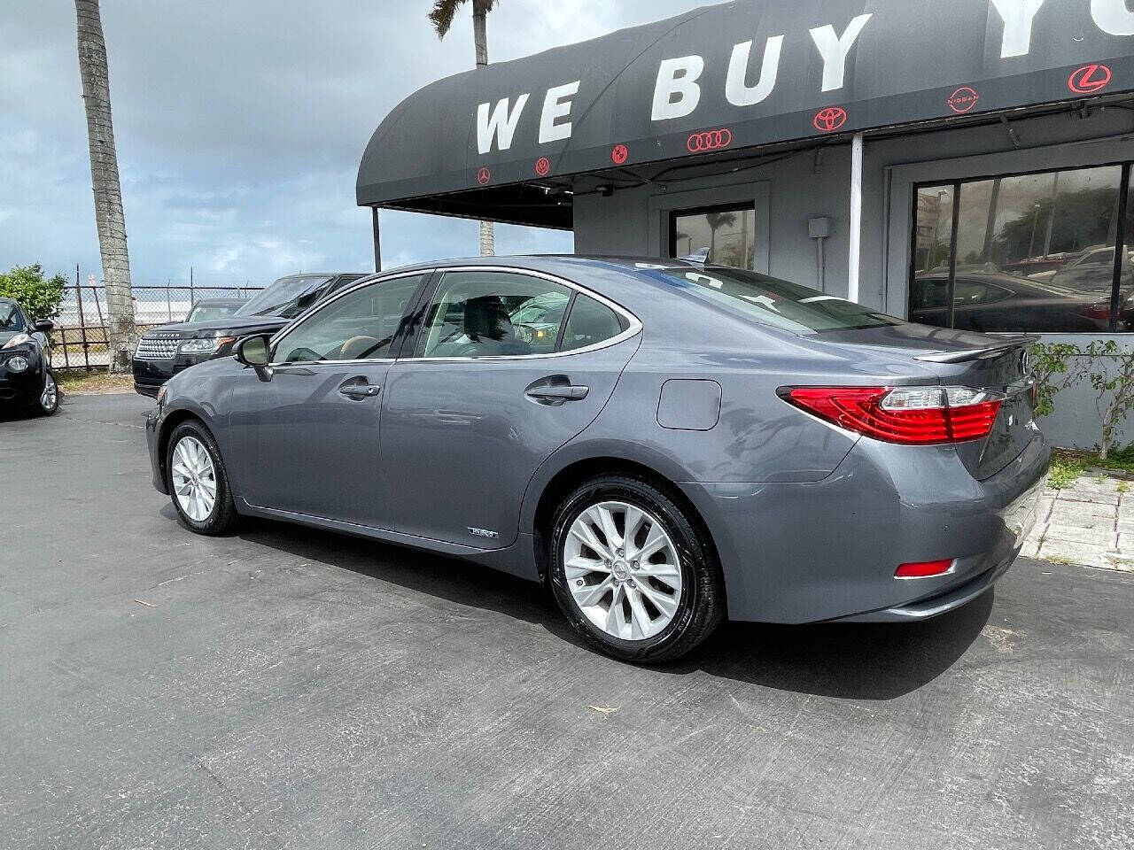 2014 Lexus E-Series Sedan - $13,900