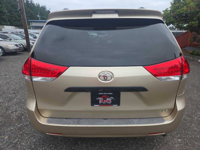 2011 Toyota Sienna LE 8-Passenger