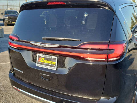 2026 Chrysler Pacifica Select