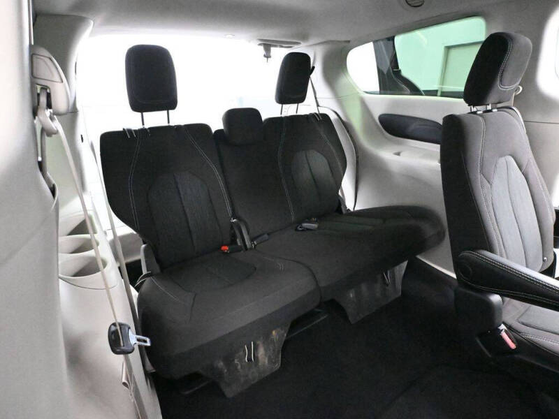 2022 Chrysler Voyager LX