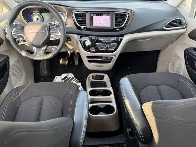 2022 Chrysler Voyager LX